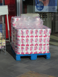 848785 Afbeelding van een pallet met pakken WC-papier bij de winkel van drogisterijketen Het Kruidvat op het ...